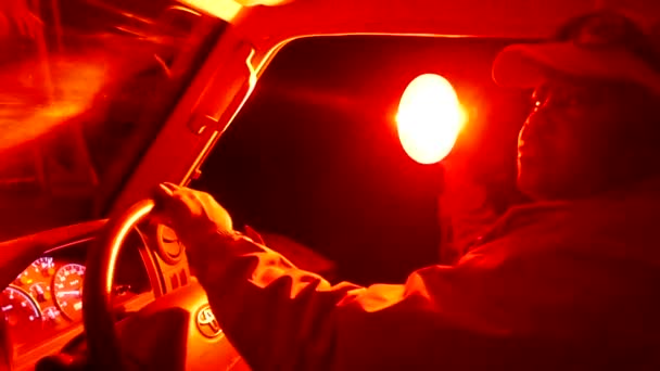 ナミビアのエトーシャでのナイトサファリ 赤い光を持つ動物を探す エトーシャのナイトゲームドライブ アフリカの野生のナイトサファリ オープンカーでの野生動物の夜の監視 — ストック動画