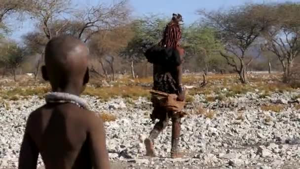 Opuwo Namíbia Maio Maio Mama Himba Sair Com Seus Filhos — Vídeo de Stock