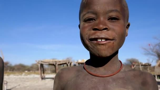 비아의 오푸오 Opuwo 아프리카 비아의 전통적 마을에서 지긋지긋 미소짓는 아이가 — 비디오