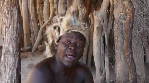 Twyfelfontein Namibië Mei Damara Chief Handelend Naar Een Camera Een — Stockvideo