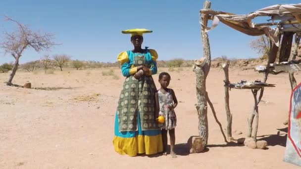 ナミビアのスワコプムント 5月23日 22日 アフリカのナミビアのどこにもない場所の真ん中にある店の英雄部族の女性の所有者 アフリカの民族集団 — ストック動画