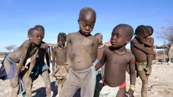 Opuwo Namibia Mai Nahaufnahme Von Jungen Schmutzigen Himba Kindern Die — Stockvideo