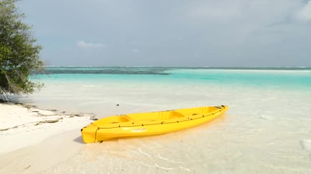 Kuda Finolhu Maledivy Května Kanoe Ležící Bílé Písečné Pláži Exotických — Stock video