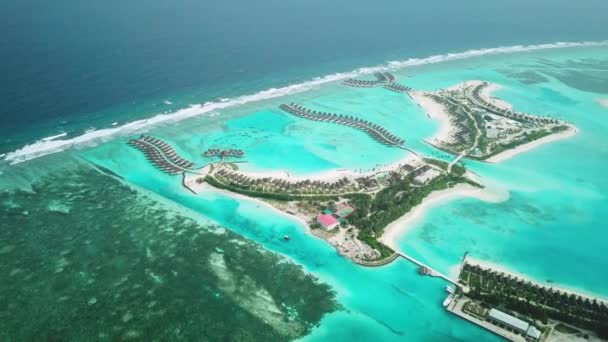 熱帯モルディブの砂浜と青いラグーンを持つエキゾチックなターコイズブルーの楽園の空中ドローンビデオ 水上ヴィラバンガローの空中ビュー 高品質4K映像 モルディブに高級リゾート — ストック動画