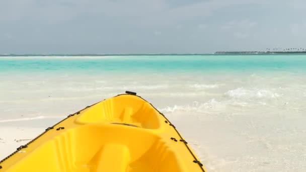 Uma Vista Uma Canoa Amarela Uma Baía Turquesa Exótica Nas — Vídeo de Stock