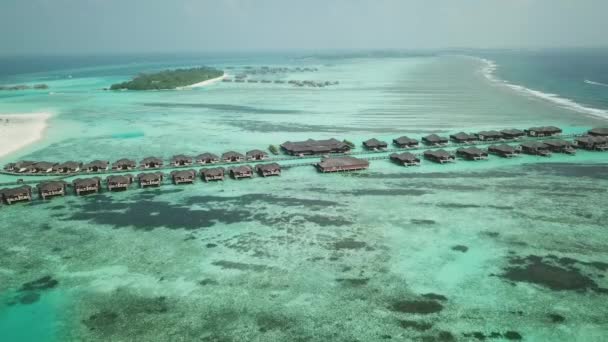 在马尔代夫热带地区 空中无人飞机拍摄的带有沙滩和蓝色泻湖的奇异绿松石天堂的视频 水别墅平房的空中景观 高质量的4K镜头 马尔代夫的豪华度假胜地 — 图库视频影像