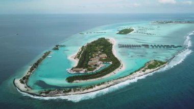 Maldivler 'de tatil köyü olan güzel bir adanın insansız hava aracı görüntüsü. Hint Okyanusu 'nda egzotik bir ada. Tropikal Ada. Yüksek kalite 4k görüntü.