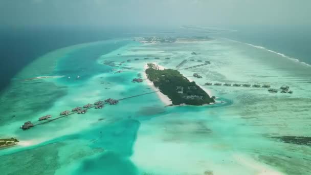 モルディブにリゾートがある美しい環礁や島の空中ドローンビュー インド洋でのエキゾチックな環礁 熱帯の島 ウォーターヴィラバンガロー 高品質4K映像 — ストック動画