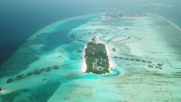 Vista Aérea Drone Belo Atol Ilha Com Resort Nas Maldivas — Vídeo de Stock