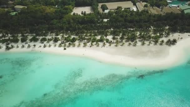 Vista Aérea Drone Uma Bela Ilha Com Resort Nas Maldivas — Vídeo de Stock