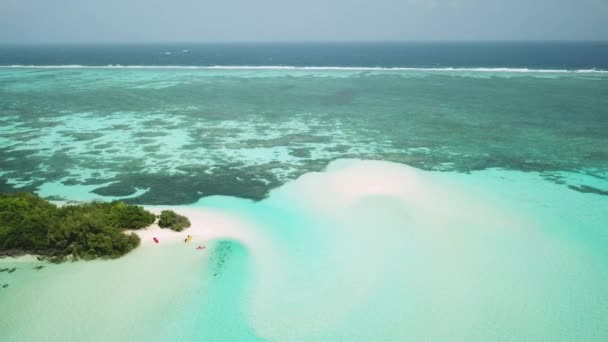 モルディブの砂州や砂の島と放棄された島の空中ドローンビデオ 美しいターコイズブルーの水があちこちに インド洋のエキゾチックな放棄された島 — ストック動画