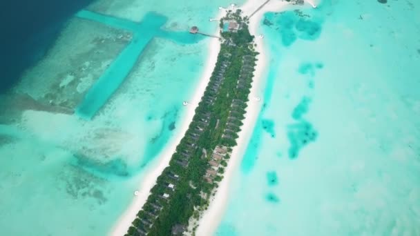 Letecký bezpilotní pohled na krásný atol nebo ostrov s letoviskem na Maledivách. Exotický atol v Indickém oceánu. Tropický ostrov. Vysoce kvalitní 4K záběry.