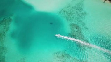 Kristal berrak turkuaz su üzerinde jet ski yarışının hava görüntüsü. Jet ski ile Maldivler 'de yaz tatilinin tadını çıkarıyorum. Maldivler 'de faaliyet. Yüksek kalite 4k görüntü