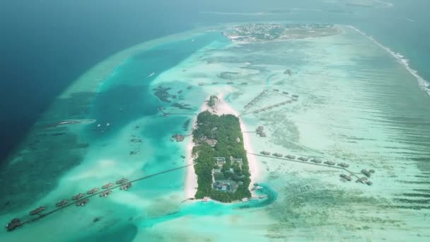 Vista Aérea Drone Belo Atol Ilha Com Resort Nas Maldivas — Vídeo de Stock