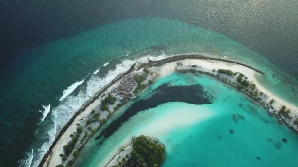 Вид Воздушного Беспилотника Красивый Атолл Остров Курортом Мальдивах Экзотический Атолл — стоковое видео