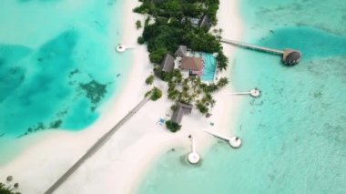 Maldivler 'de tatil köyü olan güzel bir adanın insansız hava aracı görüntüsü. Hint Okyanusu 'nda egzotik bir ada. Tropikal Ada. Yüksek kalite 4k görüntü.