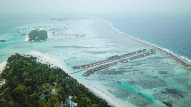 モルディブにリゾートがある美しい環礁や島の空中ドローンビュー インド洋でのエキゾチックな環礁 熱帯の島 ウォーターヴィラバンガロー 高品質4K映像 — ストック動画