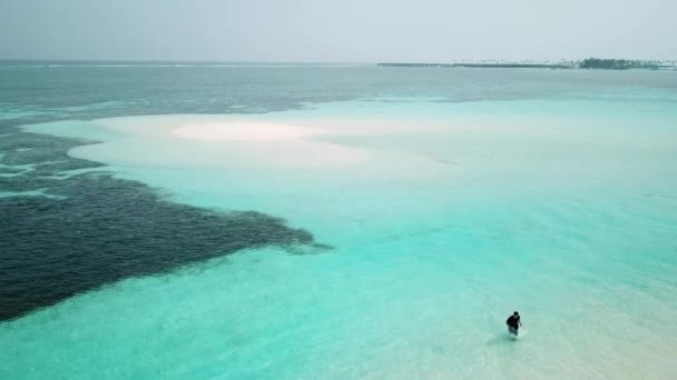 Aerial Drone Video Trying Get Abandoned Sandbar Sandy Island Maldives — Vídeos de Stock