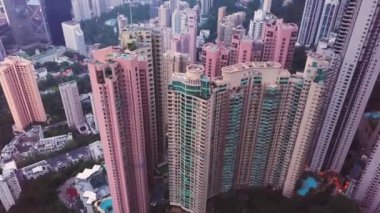 Victoria Peak, Hong Kong 'dan Iconic Skyline' ın 4K hava görüntüsü. Hong Kong eşsiz ufuk çizgisi. Victoria Limanı hava görüntüleri. Çin gökdelenleri.