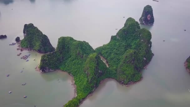 Letecký Záznam Mystical Long Bay Vietnamu Letět Přes Strmé Útesy — Stock video