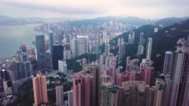 Victoria Peak, Hong Kong 'dan Iconic Skyline' ın 4K hava görüntüsü. Hong Kong eşsiz ufuk çizgisi. Victoria Limanı hava görüntüleri. Çin gökdelenleri.