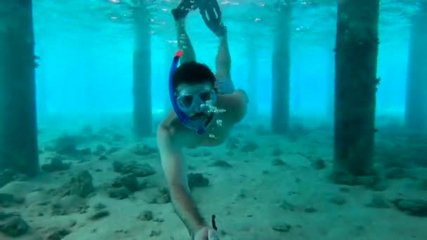 Malediven Malediven Juni Man Zwemmen Onder Water Villa Bungalows Malediven — Stockvideo