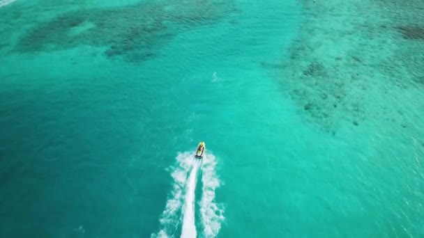 俯瞰水晶般清澈碧绿的水面上的喷气式滑雪板 在马尔代夫的喷气式滑雪板上享受暑假 在马尔代夫的活动 高质量的4K镜头 — 图库视频影像