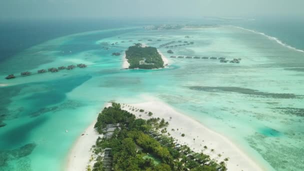 在马尔代夫拥有度假胜地的美丽的环礁岛或岛屿的空中无人驾驶飞机图像 印度洋的一个奇异的环礁 热带岛屿 水别墅平房 高质量的4K镜头 — 图库视频影像