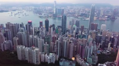 Victoria Peak, Hong Kong 'dan Iconic Skyline' ın 4K hava görüntüsü. Hong Kong eşsiz ufuk çizgisi. Victoria Limanı hava görüntüleri. Çin gökdelenleri.
