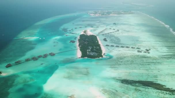 Flygdrönare Utsikt Över Vacker Atoll Eller Med Resort Maldiverna Exotisk — Stockvideo