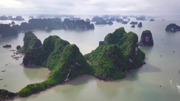 Aerial Footage Mystical Long Bay Vietnam Flying Rocks Sheer Cliffs — Vídeo de Stock