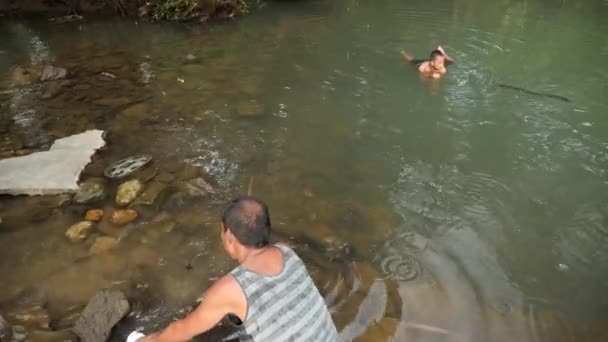 Pohnpei Micronesia July Dad Son Takes Bath Lake Full Freshwater — Vídeo de stock