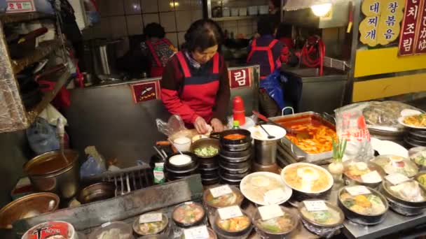 Seoul Korea Selatan Juli Penjualan Makanan Jalanan Korea Pasar Jalan — Stok Video