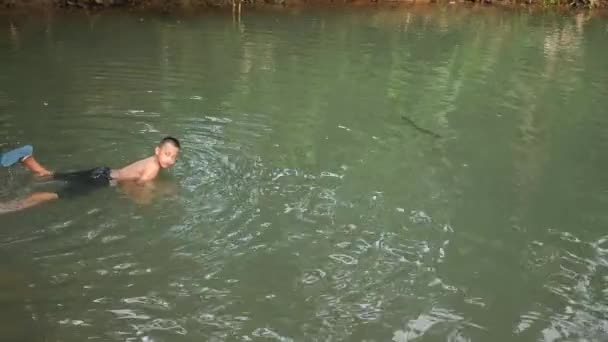 Pohnpei Micronesia July Young Boy Takes Bath Lake Full Freshwater — Stok video