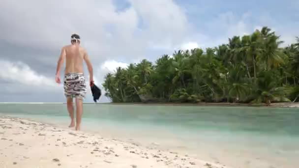 Majuro Marshall Islands July Man Walking Abandoned Tropical Island Majuro — 图库视频影像