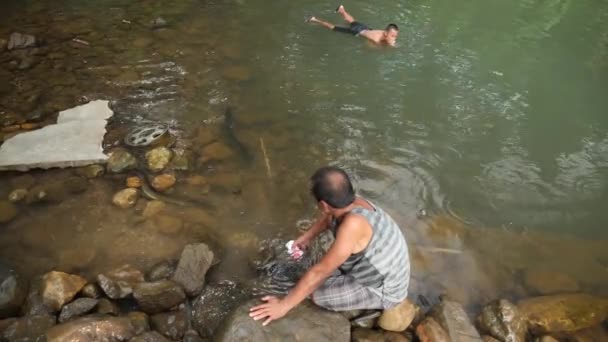 Pohnpei Micronesia July Dad Son Takes Bath Lake Full Freshwater — Αρχείο Βίντεο