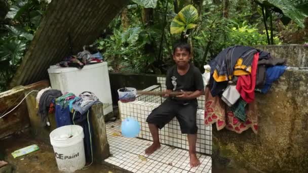 Pohnpei Micronesia July Young Man Playing Balloon Next Natural Washing — Wideo stockowe