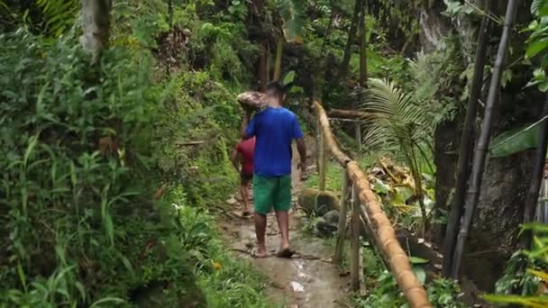 Pohnpei Micronesia July Young Man Caring Meat His Family Jungle — Stok video