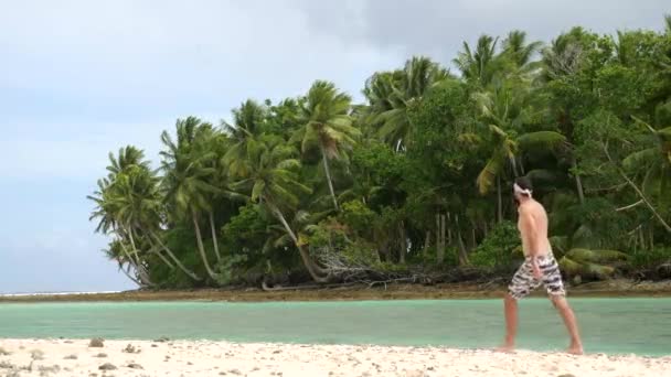 Majuro Marshall Islands July Man Walking Abandoned Tropical Island Majuro — Stock video