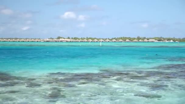 Turquoise Blue Lagoon Bora Bora Tahiti French Polynesia Cruising Yacht — Vídeos de Stock