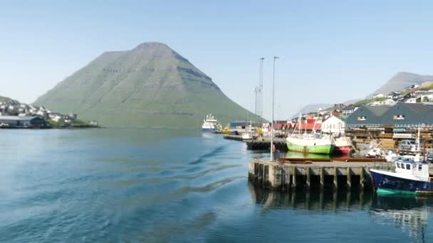 Ferry Arriving Port Klaksvik Kunoy Island Background High Quality Footage — Stok video
