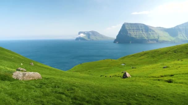 Amazing Faroese Nature Green Hills Beautiful Rocky Cliffs Mountains View — Vídeo de Stock