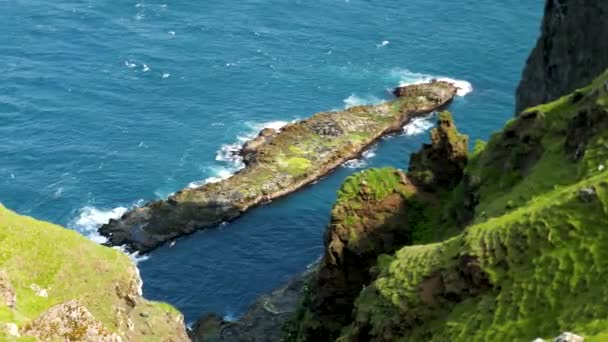 Amazing Faroese Nature Green Hills Beautiful Rocky Cliffs Mountains View — Vídeo de Stock