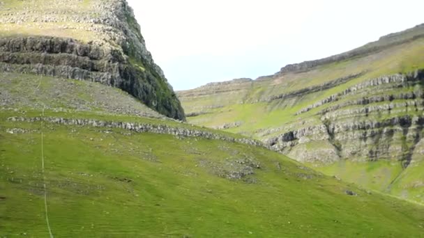 Ferry Arriving Port Sydradalur Amazing Faroese Nature Green Hills Beautiful — Video