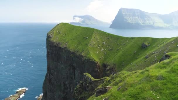 Amazing Faroese Nature Green Hills Beautiful Rocky Cliffs Mountains View — Stok video