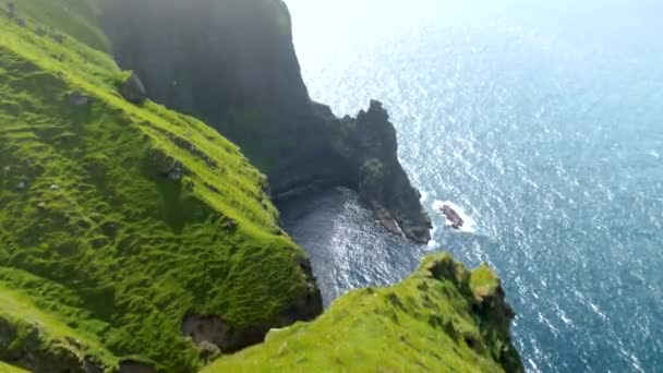 Удивительная Фарерская Природа Зеленые Холмы Красивые Скалистые Скалы Горы Вид — стоковое видео