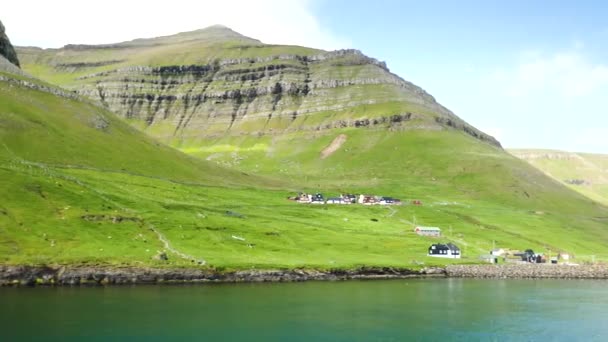 Ferry Arriving Port Sydradalur Amazing Faroese Nature Green Hills Beautiful — Vídeos de Stock