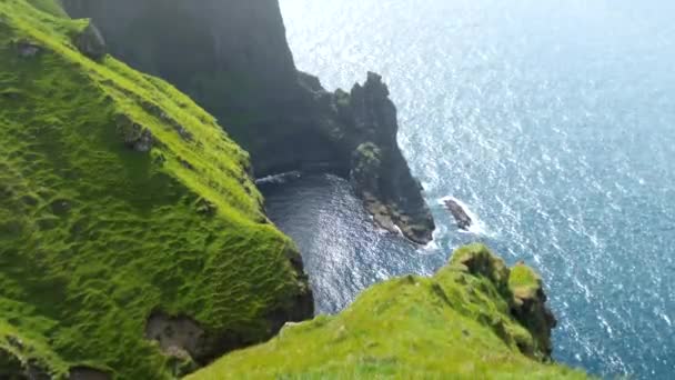 Amazing Faroese Nature Green Hills Beautiful Rocky Cliffs Mountains View — Vídeos de Stock