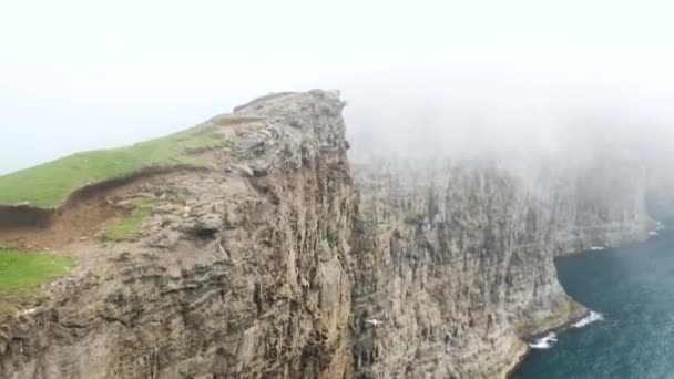 Beautiful View Foggy Traelanipan Slave Mountain Vagar Faroe Islands Перпендикулярна — стокове відео