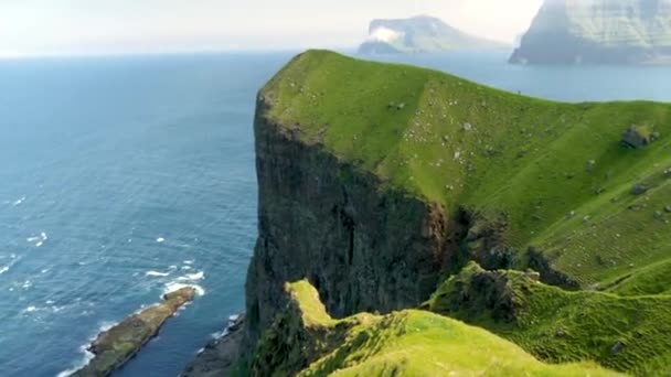 Дивовижна Фарерська Природа Зелені Пагорби Красиві Скелясті Скелі Гори Вид — стокове відео
